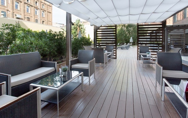 una gran piscina frente a un gran hotel