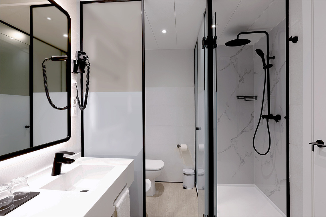 Baño moderno con ducha, inodoro y lavabo. ZT: Villa Olimpica, ideal para tu estancia.