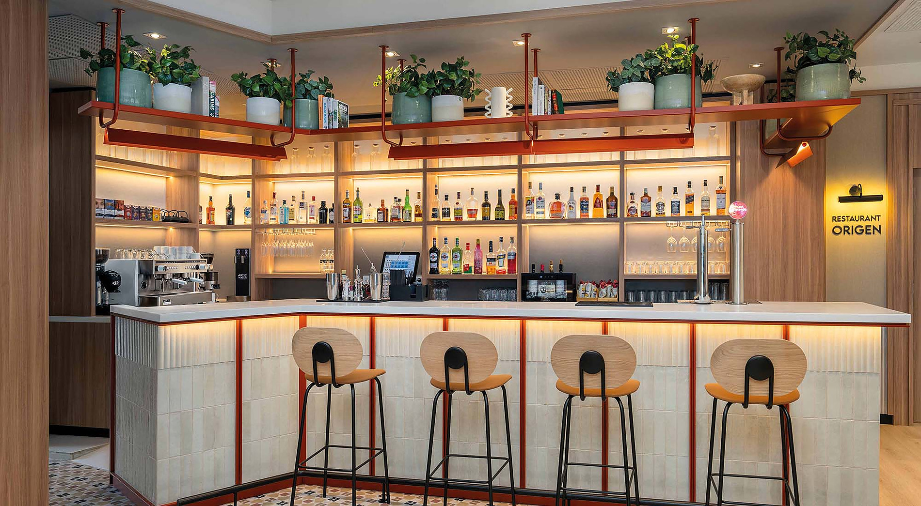 Bar moderno con taburetes y plantas en ZT: Villa Olímpica.