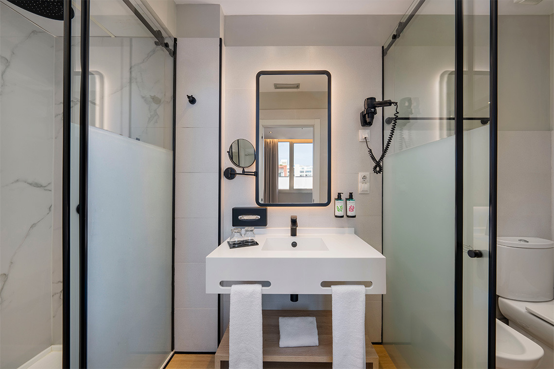 Baño moderno con ducha, lavabo y espejo. ZT: Villa Olimpica