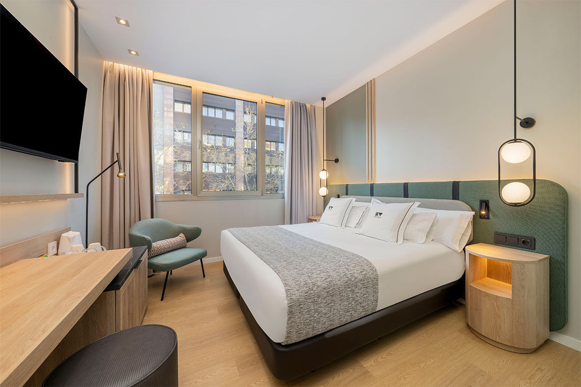 Habitación moderna en ZT: Villa Olímpica con cama confortable y baño.