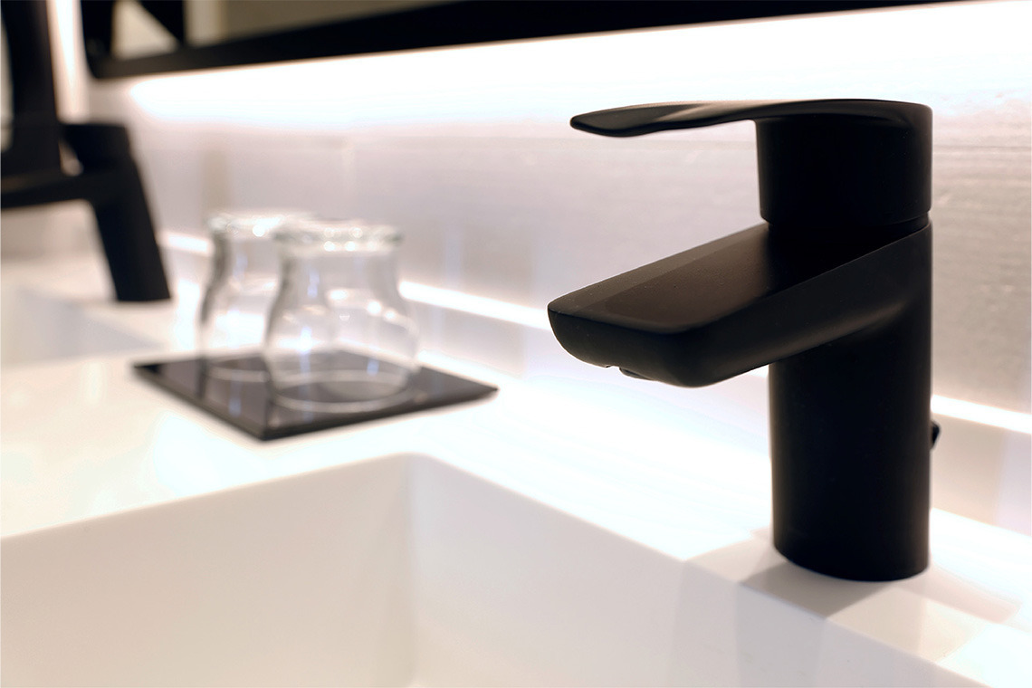 Grifo de baño negro moderno y dos vasos, ideal para tu ZT: Villa Olimpica.