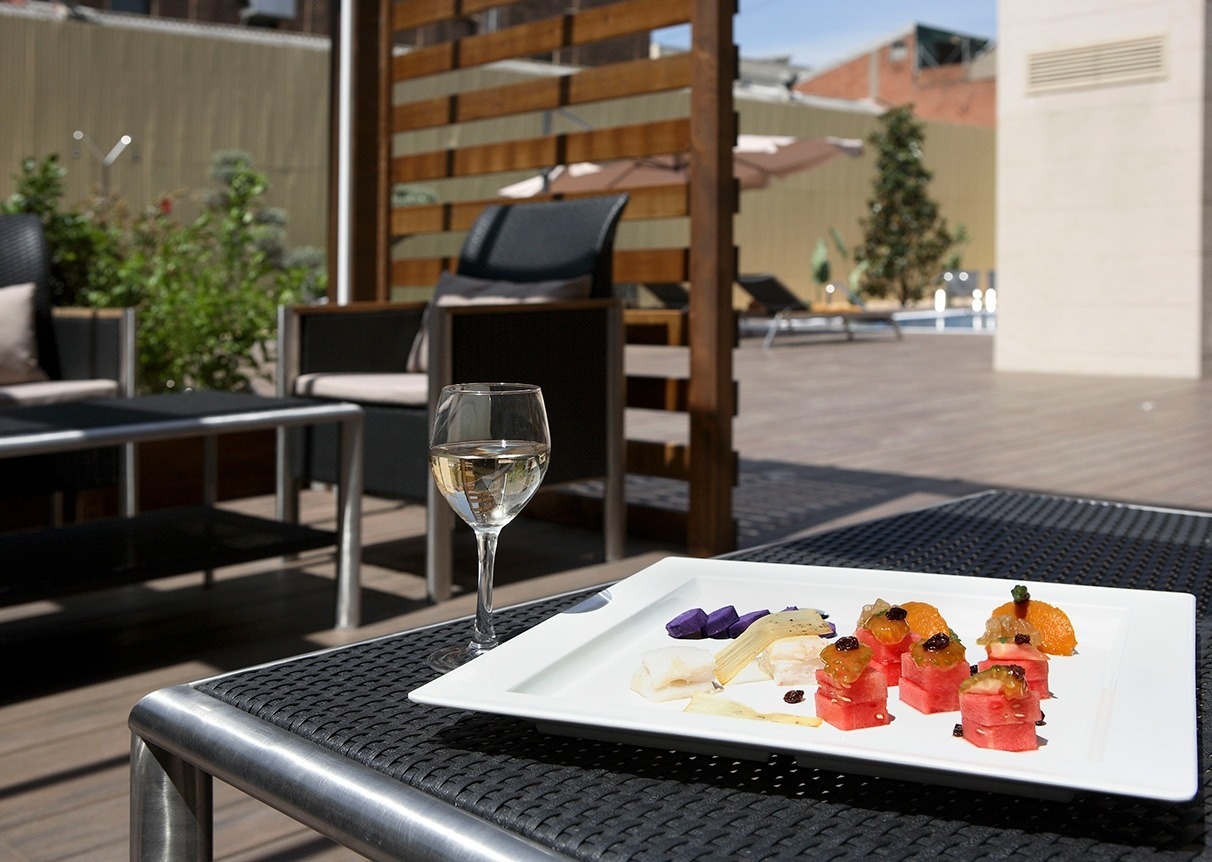 un mostrador de comida en un restaurante con la palabra salteados encima
