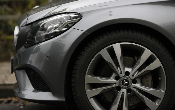 una sala de juegos con juegos de arcade y una mesa de baile