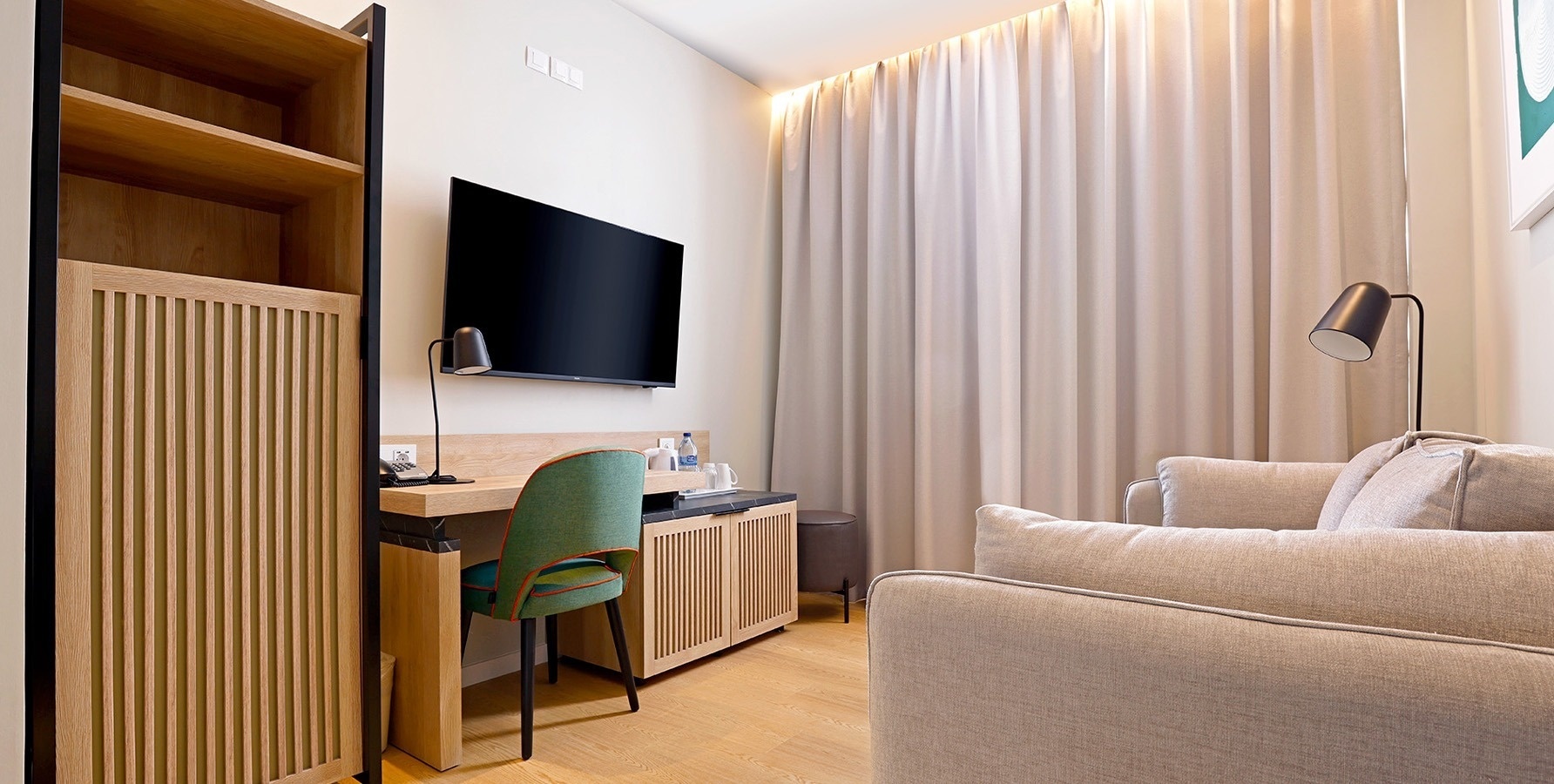 una habitación de hotel con dos camas y una mesa