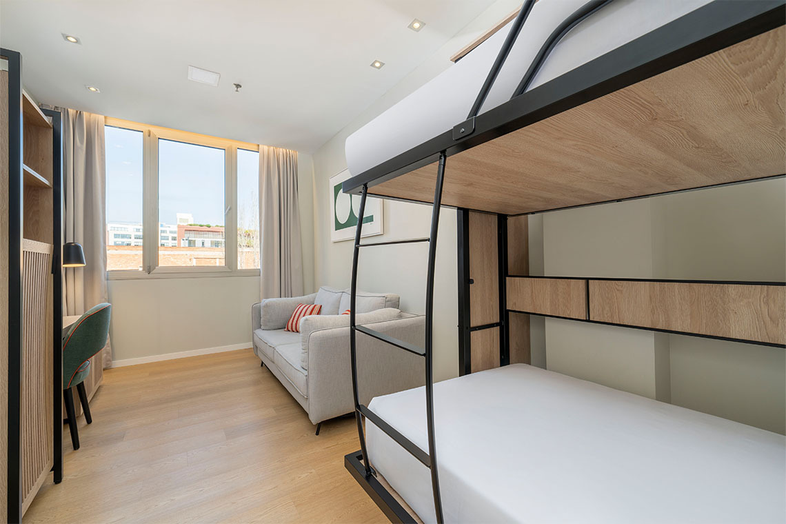 Dormitorio moderno con litera, sofá y escritorio, ideal para ZT: Villa Olimpica.