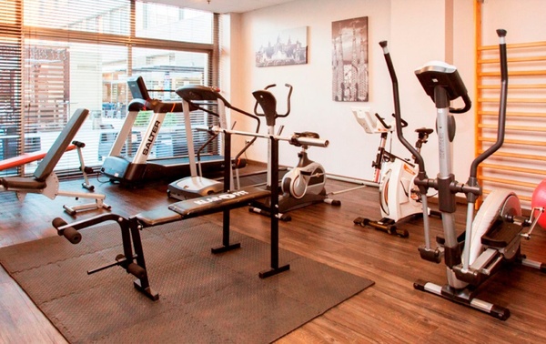 un gimnasio lleno de equipos y una cinta de correr que dice kettler