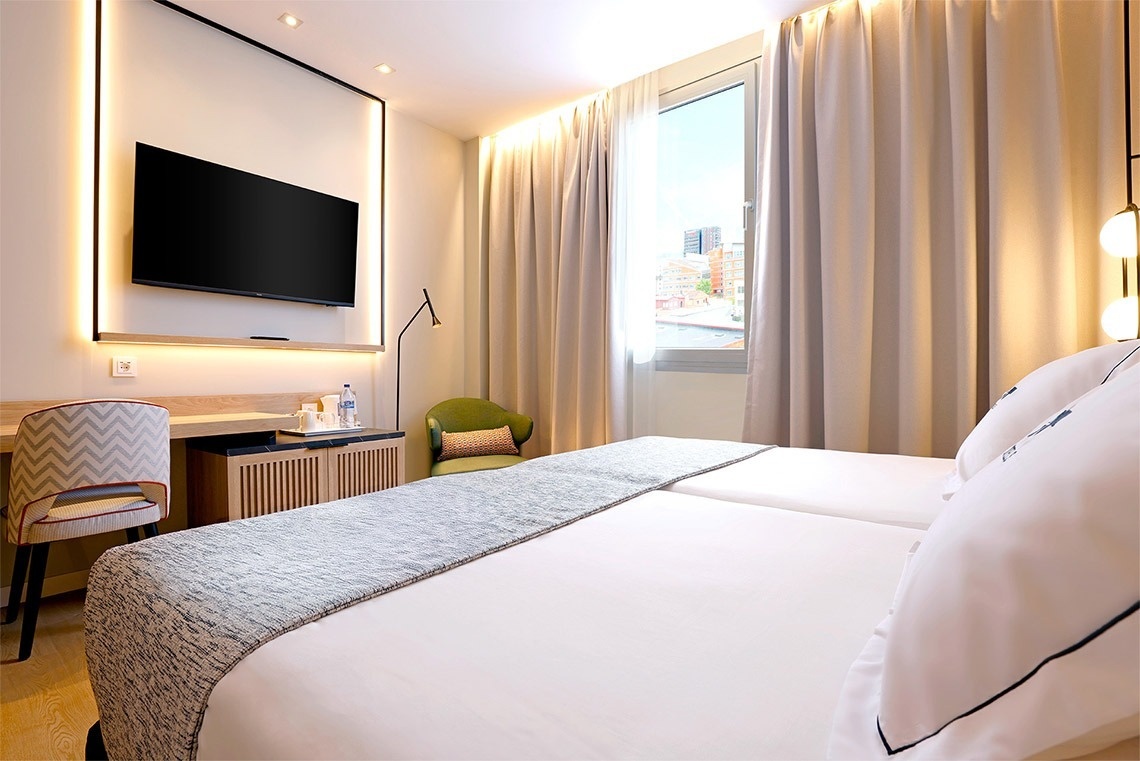 una habitación de hotel con una cama y una televisión