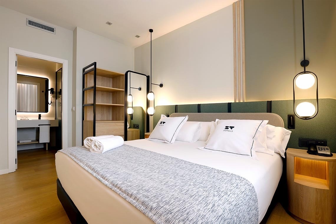 una habitación de hotel con dos camas y una mesa