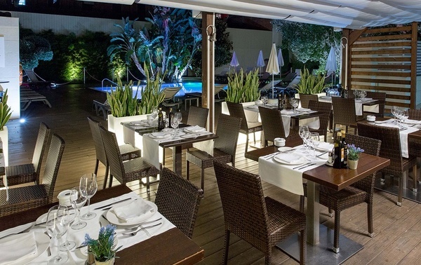 un pequeño campo de golf con un edificio en el fondo