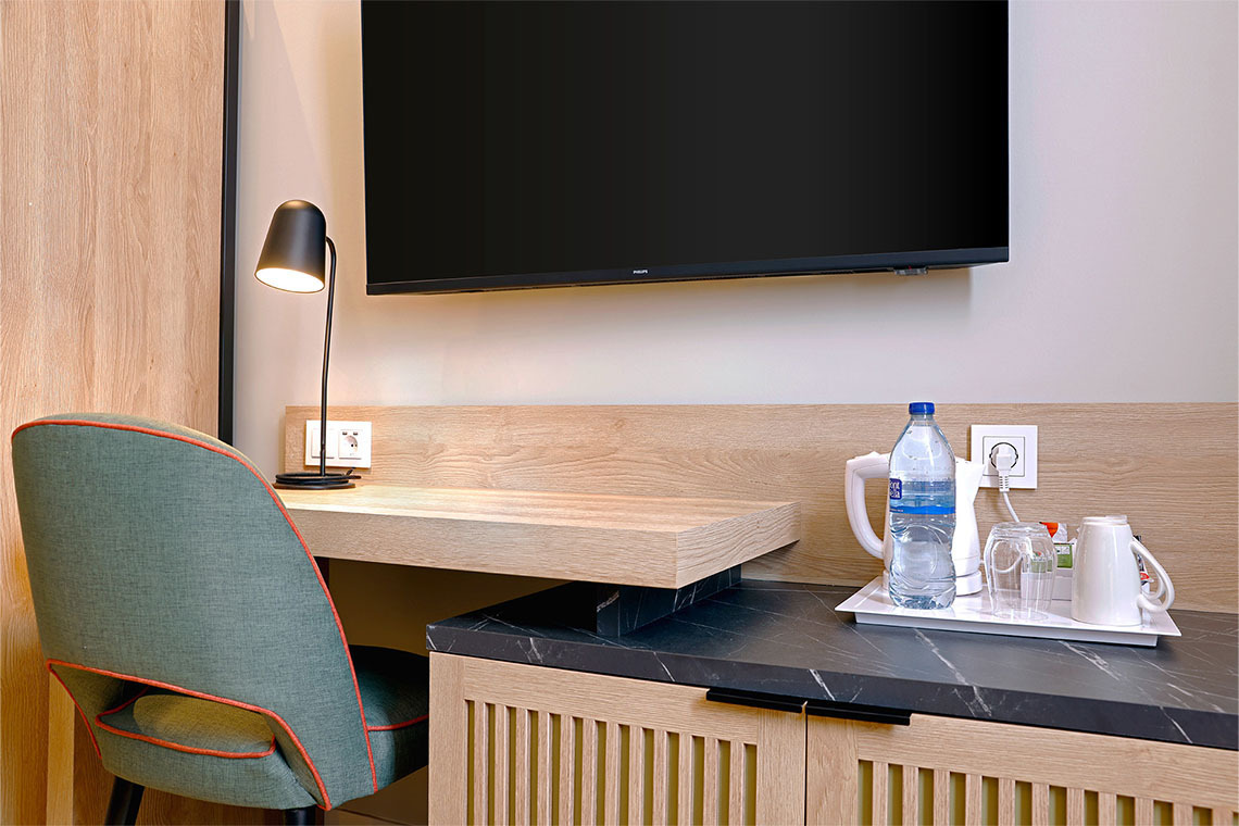 Escritorio con silla, TV y ZT: Villa Olimpica para mayor comodidad en la habitación.