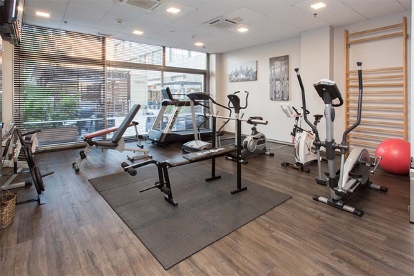 Gimnasio ZT: Villa Olimpica con cintas de correr y bicicletas estáticas.