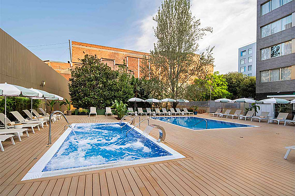 Piscina y jacuzzi al aire libre con tumbonas y sombrillas en ZT: Villa Olímpica.