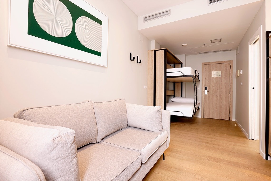 un sofá y una litera en una habitación de hotel