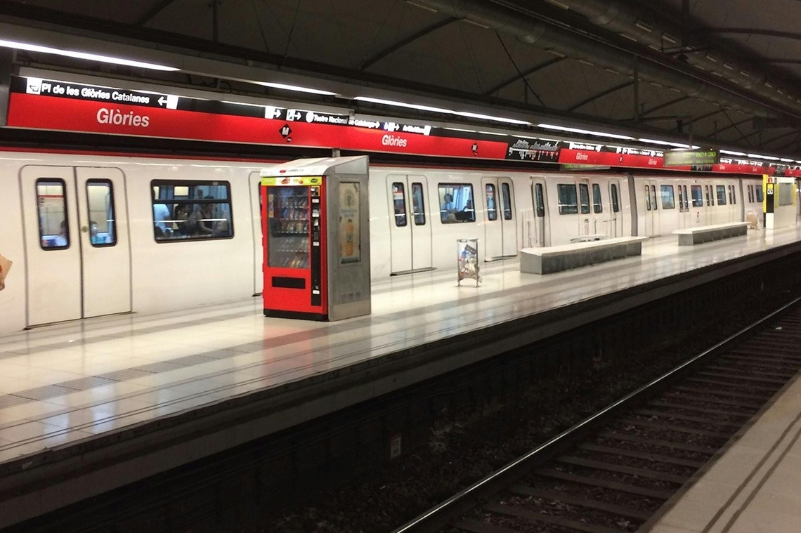 un tren está estacionado en la estación glories