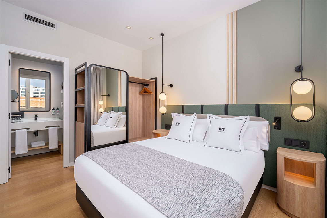 Habitación moderna ZT: Villa Olimpica con cama cómoda y escritorio.