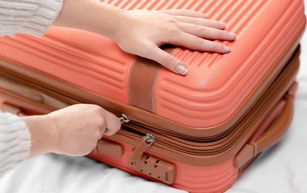 un parque infantil frente a un hotel llamado hotel & spa penacola plaza suites