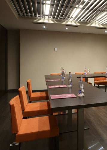 un hombre con una camisa blanca con la palabra aida en el pecho está sirviendo a una mujer con un sombrero de paja